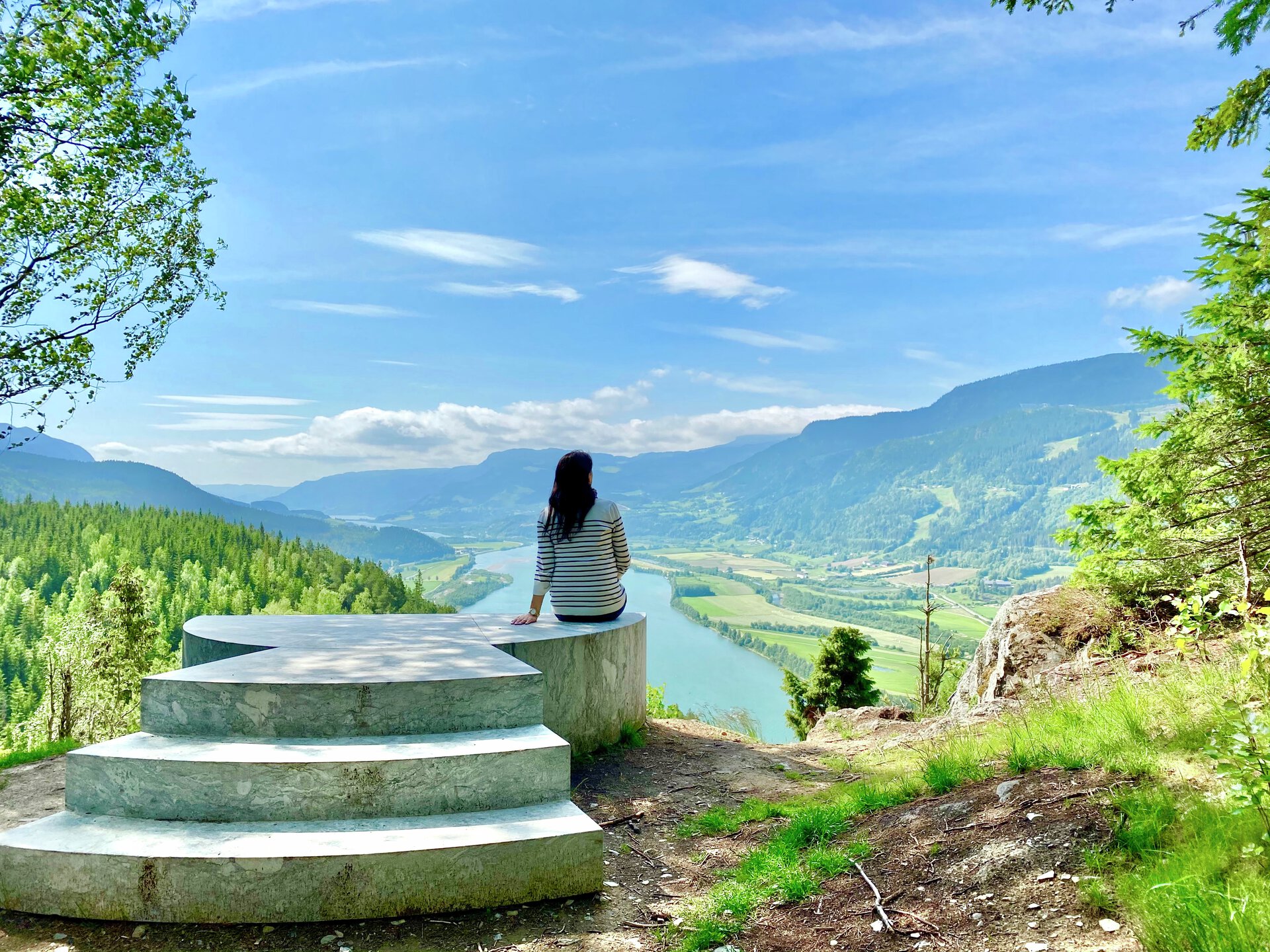 Falkesteinen med utsikt utover Gudbrandsdalen.<br />
Foto: 