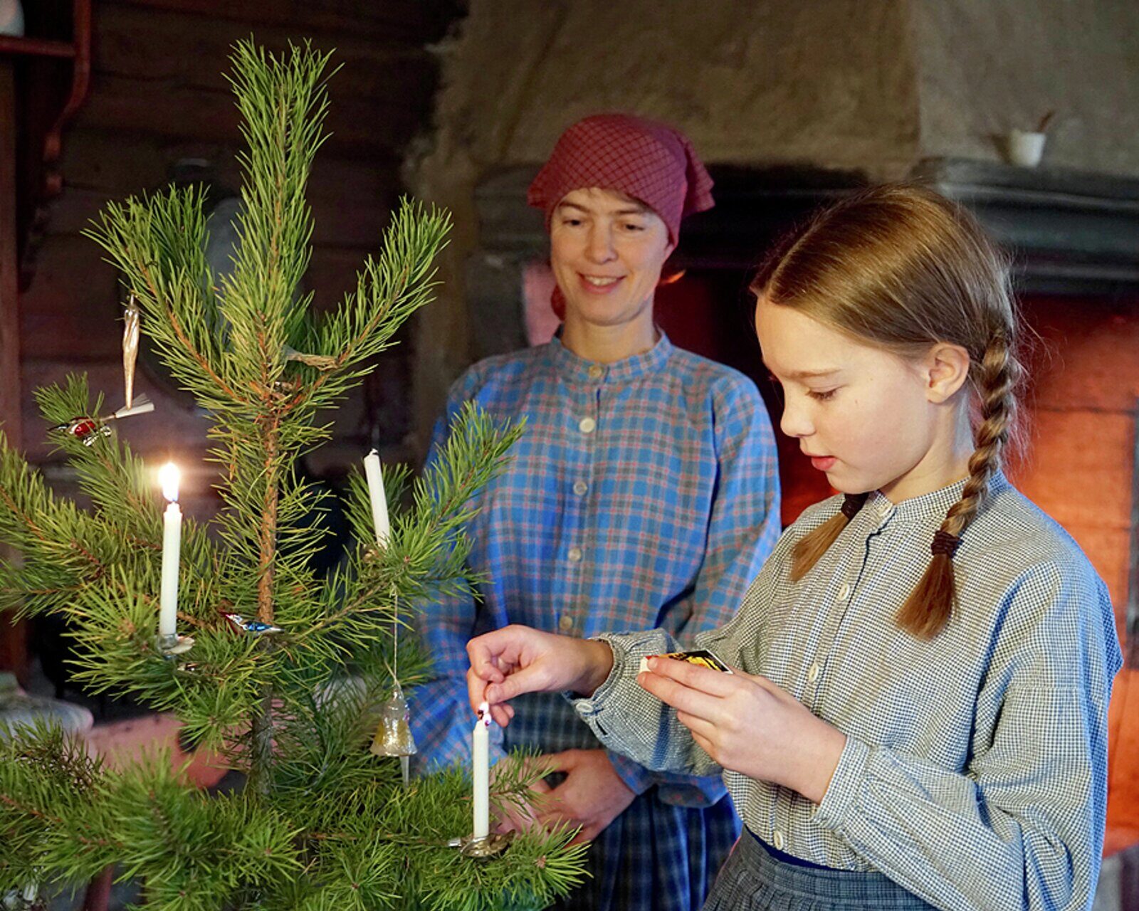 Pynting av juletre på Maihaugen Foto: Esben Haakenstad
