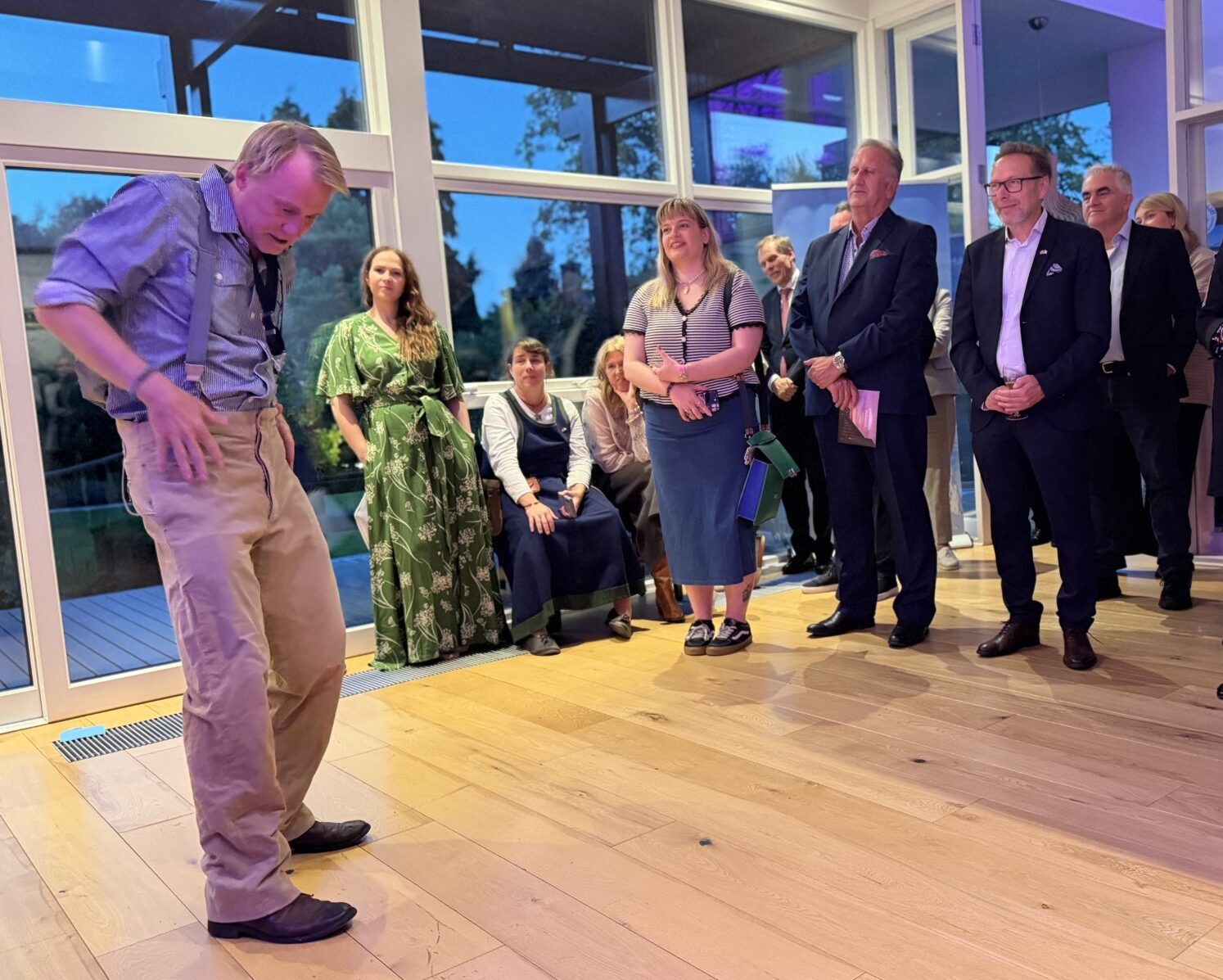 Skuespiller Thorbjørn Harr fremfører et utdrag fra Peer Gynt på engelsk for deltakere under Into Norway Day.